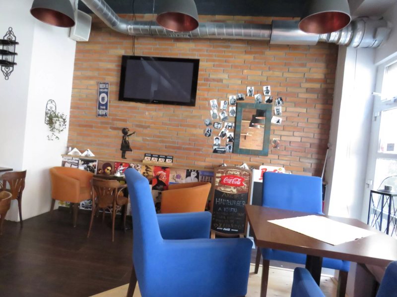 Le Petit Cafe & Bar