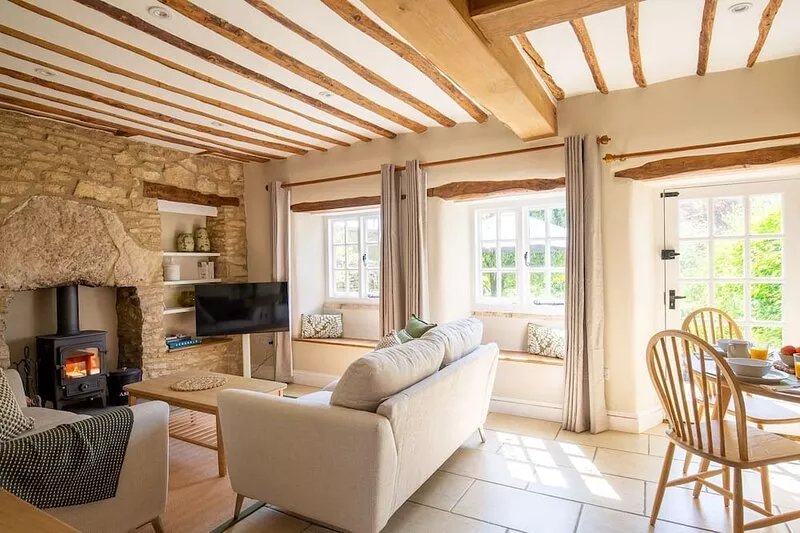 Delightful Dog Friendly Cotswold holiday cottage - Enoch's Cottage