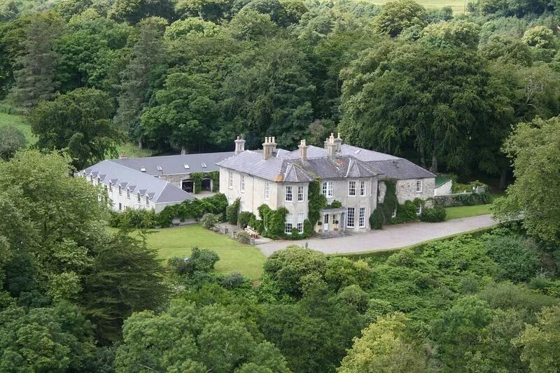 Luxury accommodation for up to 30 guests in 15 en suite rooms near Killarney
