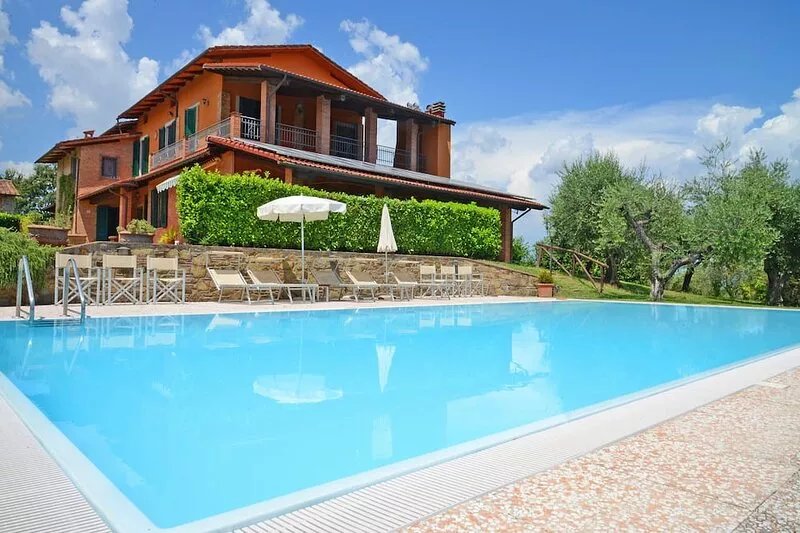 Beautiful, spacious villa with a large pool - close to Lucca, sea and Florence