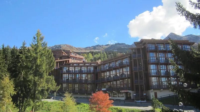 Arcs 1800 Ski in/ski out, close to amenities, quiet, wooded area, rated 4*.