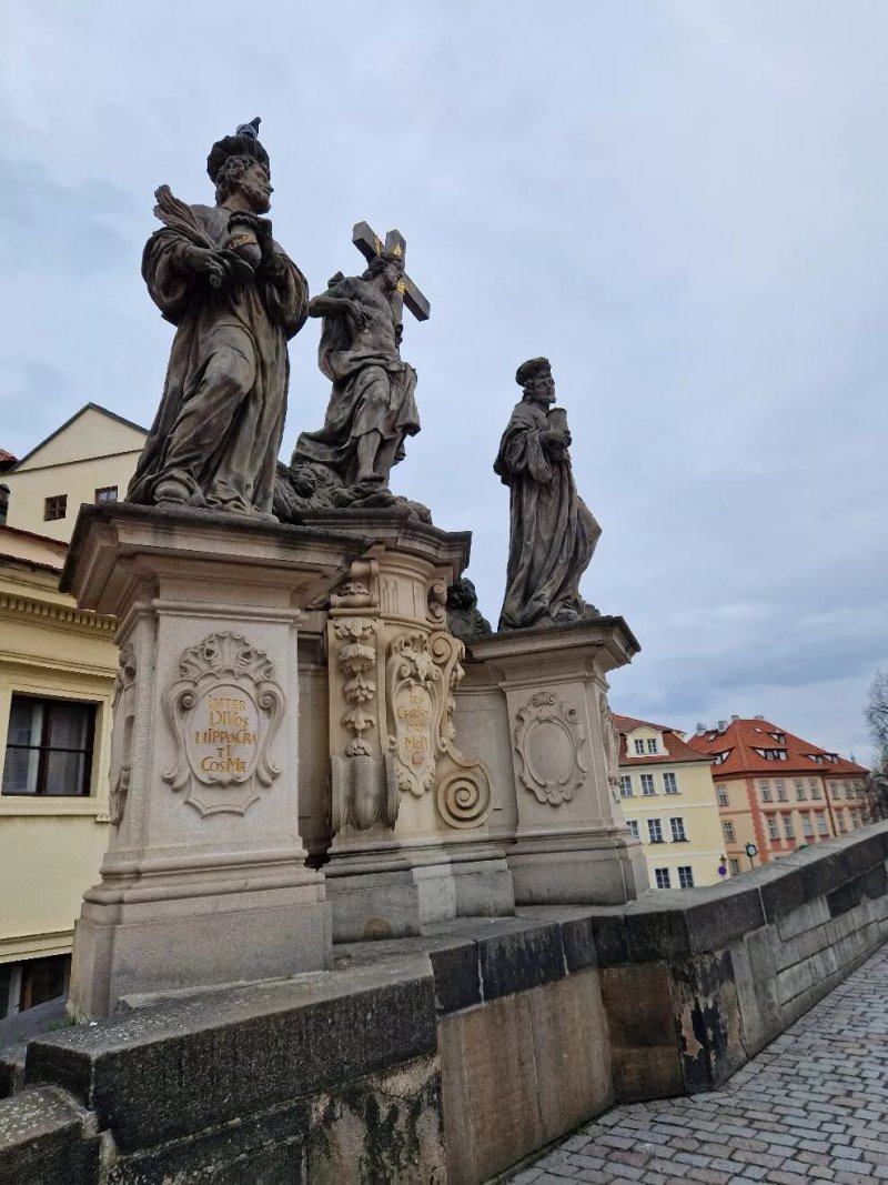 Statue St. Kosmas und Damian mit Salvator (Sousosi sv. Kosma a Damian se Salvatorem)
