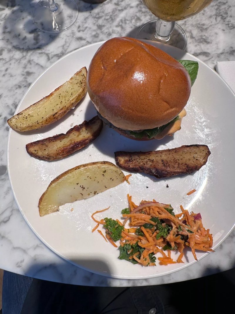 Sable &amp; Co Bar - John Lennon Airport