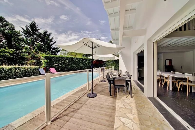 Spacious house with luxury comfort quality services. Heated pool 4-star rated