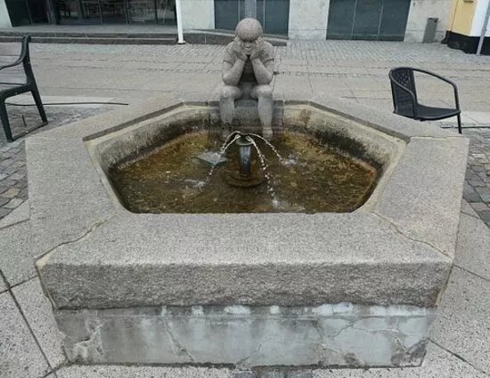 Skulptur ''dreng I Tanker''
