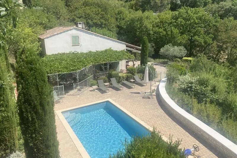 A little bit of paradise in a magnificent environment, heated swimming pool