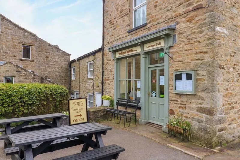 ALMA HOUSE, pet friendly, character holiday cottage in Reeth
