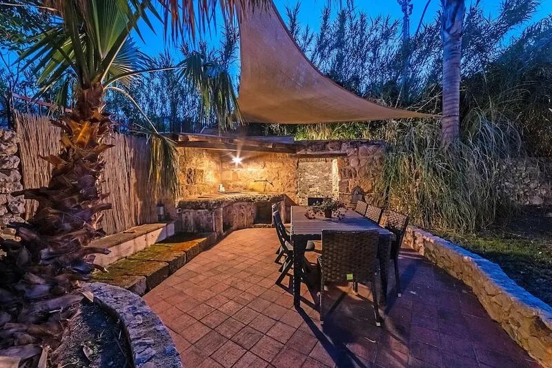 600 meters away from the sea, private pool, lush garden