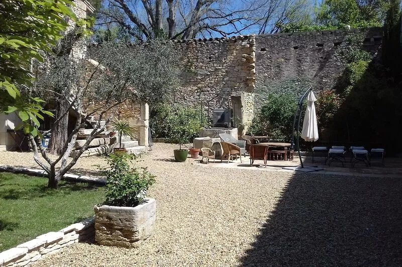18th c. post house in Gard stone, sleeps 8 to 10. Exceptional