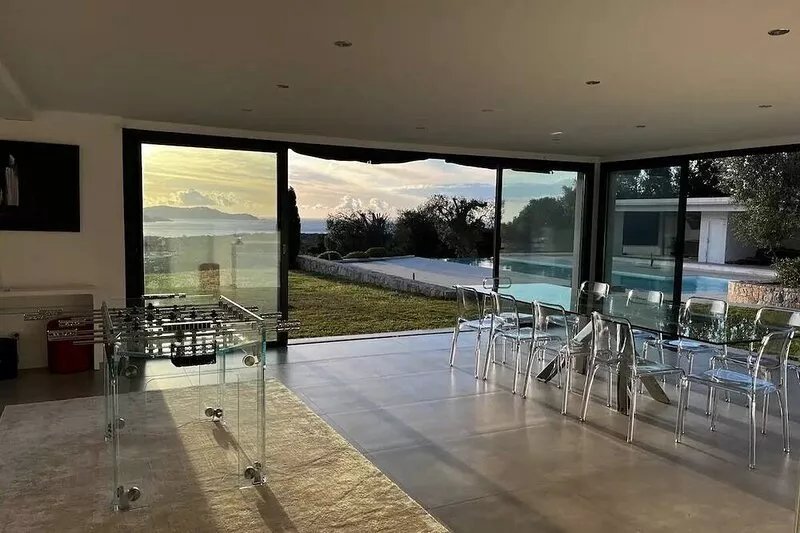 6-bedroom villa, swimming pool, large garden and breathtaking view of the bay