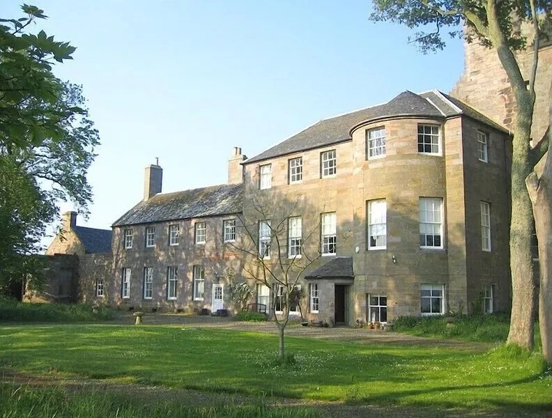 Historic and spacious farmhouse wing near Crail