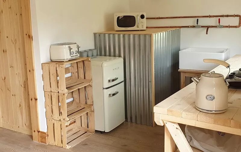 The Potting Shed nr Tenby: HotTub, 100"Projector, 4PosterBed, Covered Pizza
