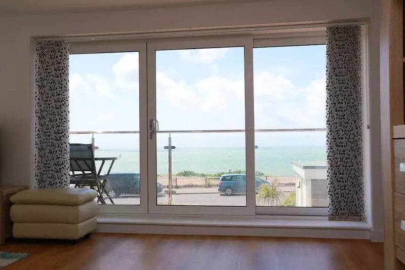 BOURNECOAST: MODERN APARTMENT WITH BALCONY AND BREATH-TAKING SEA VIEWS - FM6180