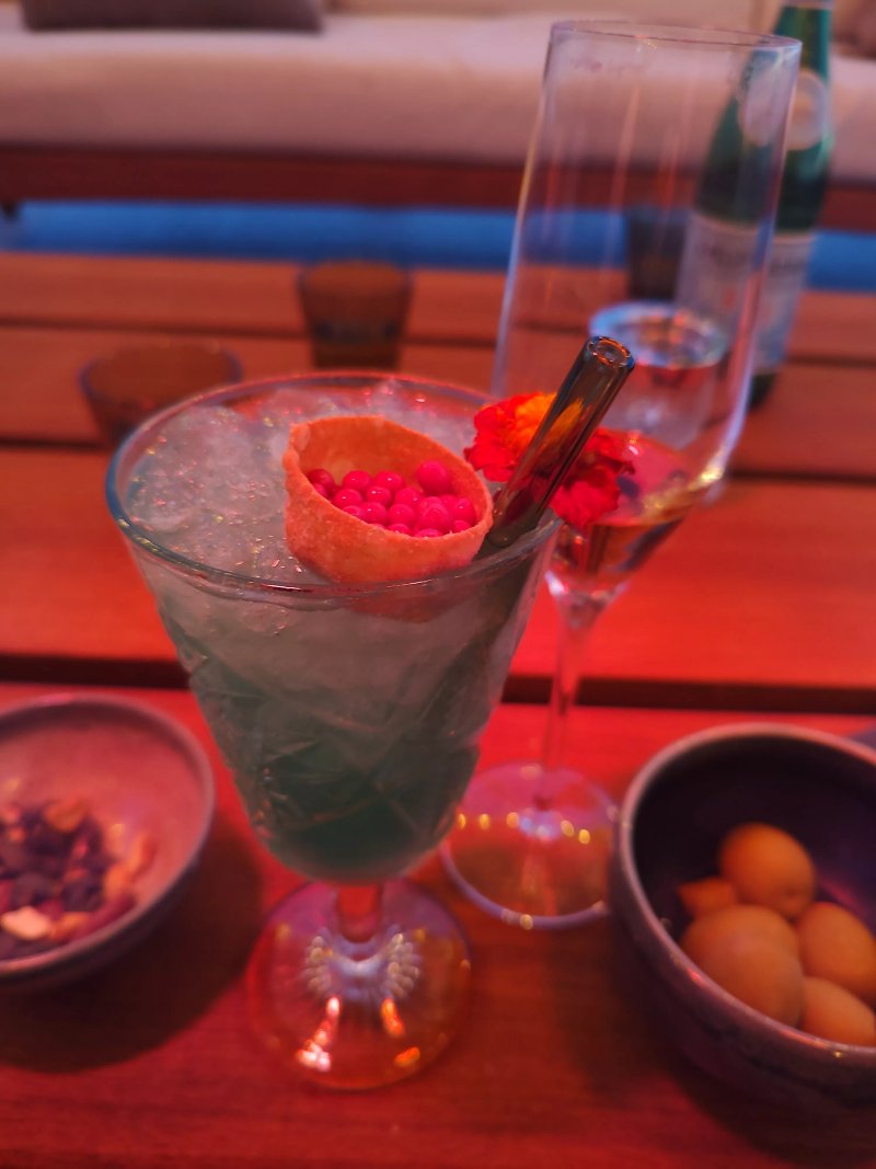 ROOF - Bar & Lounge