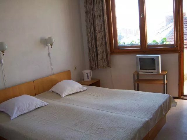 Kostandara Guest House