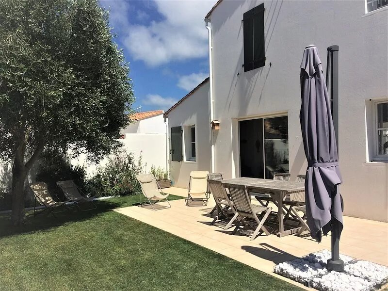 Pleasant sunny house with terrace and garden, close to the beach.