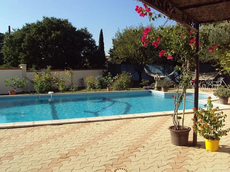 A LITTLE PIECE OF PARADISE CAN HOST FAMILY OR FRIENDS NOMBREURSE to UCHAUD