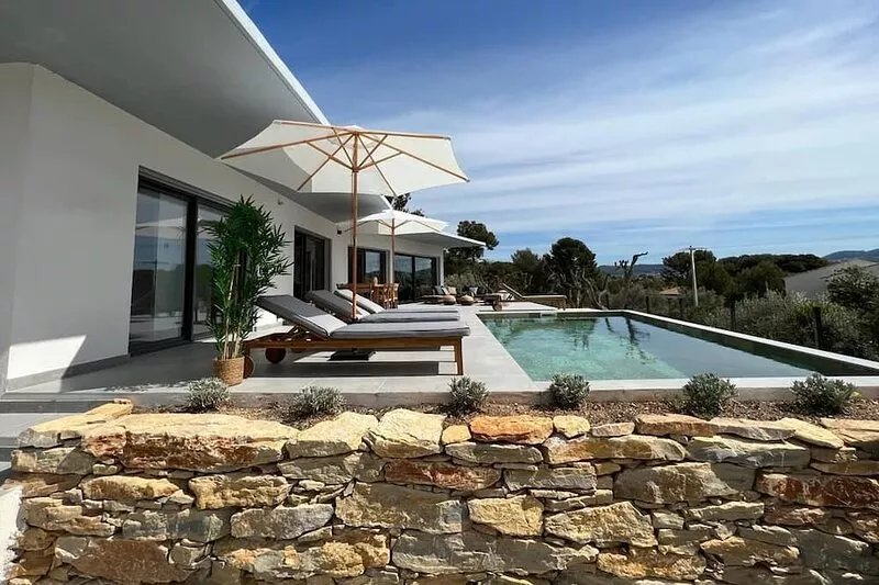 Beautiful contemporary villa with sea view 800m from the beach