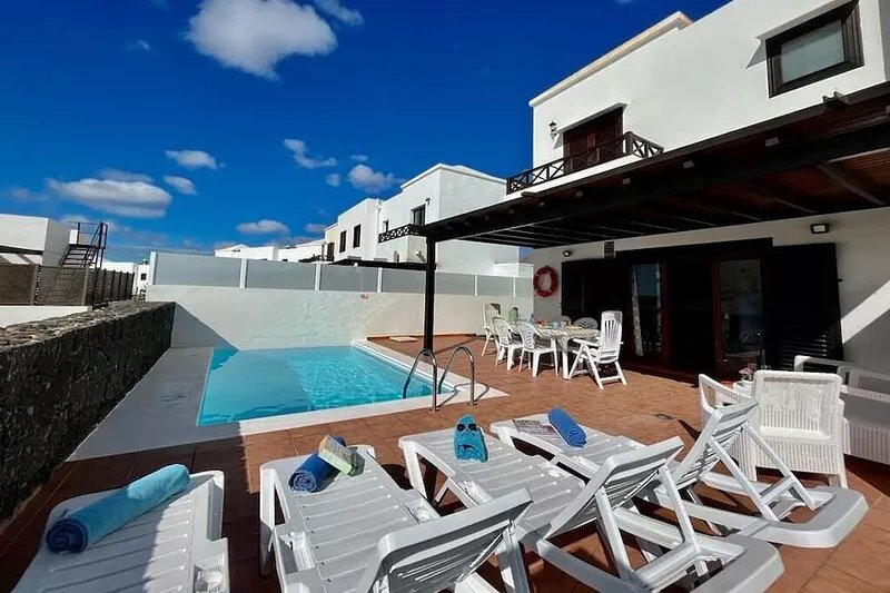 Private villa with terrace and private swimming pool in Playa Blanca