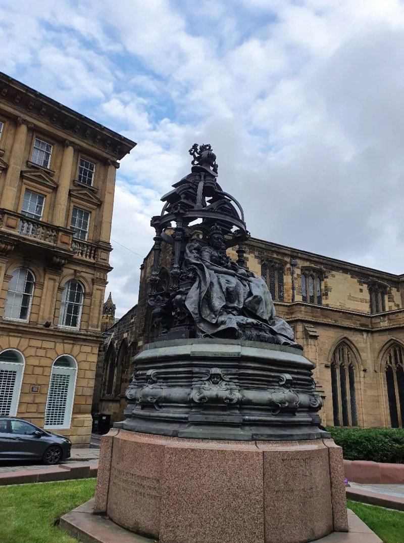 Queen Victoria Statue