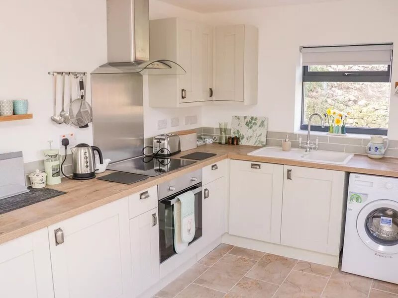 BLACK CAT BACH, family friendly, with a garden in Gilwern