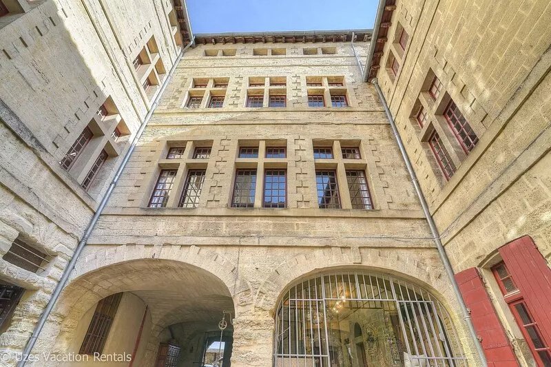 Elegant & spacious apartment in historical building, steps from Place aux Herbes