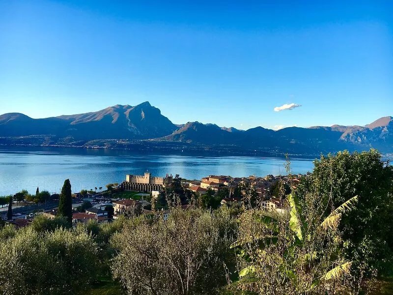 Recently renovated apartment, modern and elegant, with lake view!