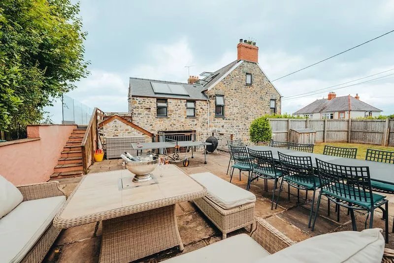 LYNDALE, pet friendly, with a garden in Newport, Pembrokeshire