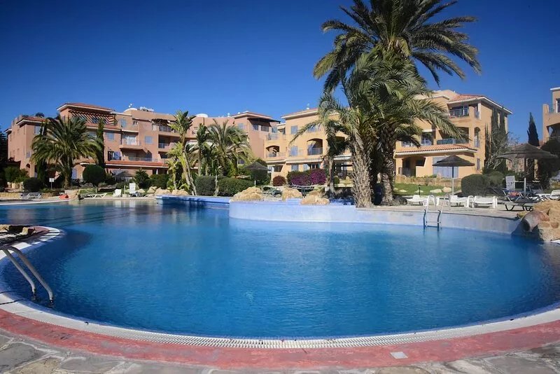 2 Bedroom Ground Floor apartment, private garden and BBQ- Limnaria Gardens.