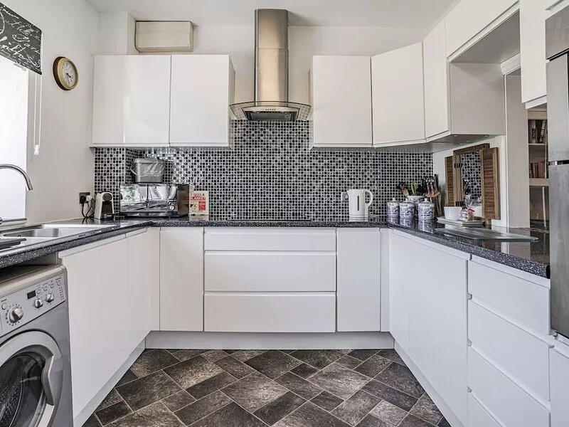 GRANARY COTTAGE, pet friendly, with a garden in Pembroke