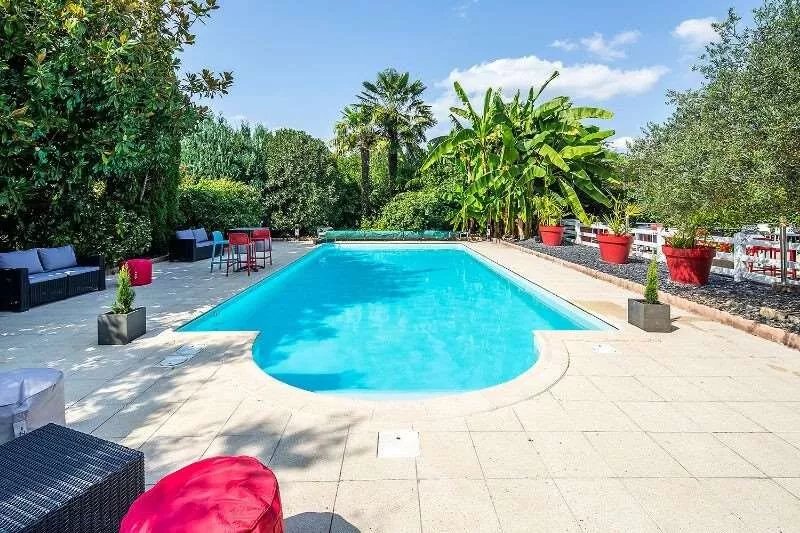 Carre Pau Airport Hotel