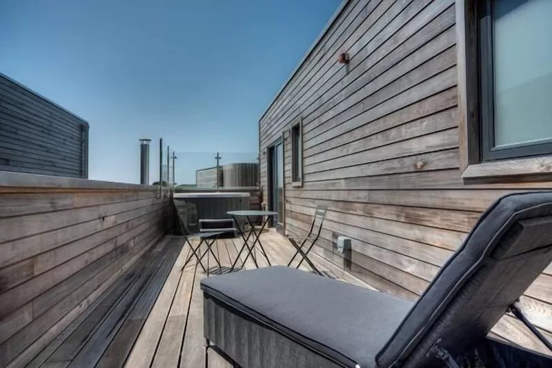 Beautiful holiday home with hot tub, just a walk away from Talland beach...