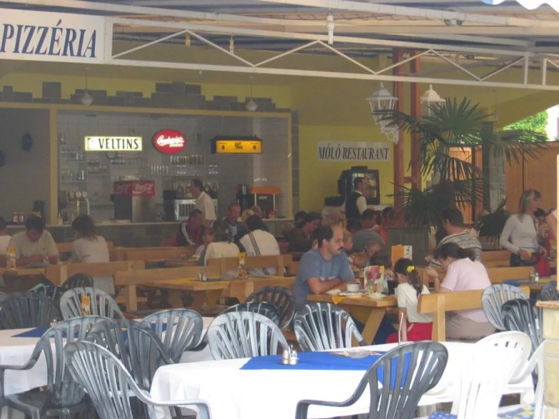 Molo Restaurant and Pizzeria