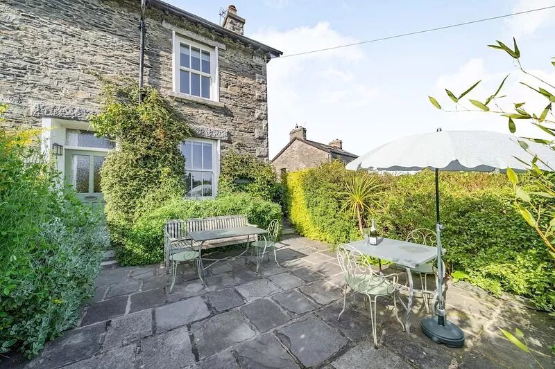 2 BEACON HIGH, family friendly, character holiday cottage in Lindale