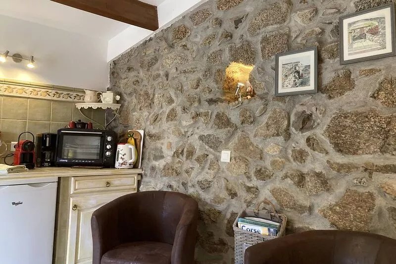 Village house with terrace, a real love nest.