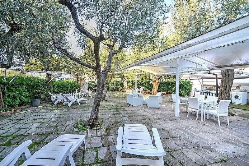 Casa Miriam B: A bright apartment that is part of a villa surrounded by a lemon