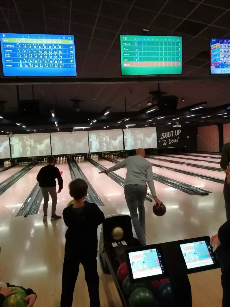 Cosmo Bowling