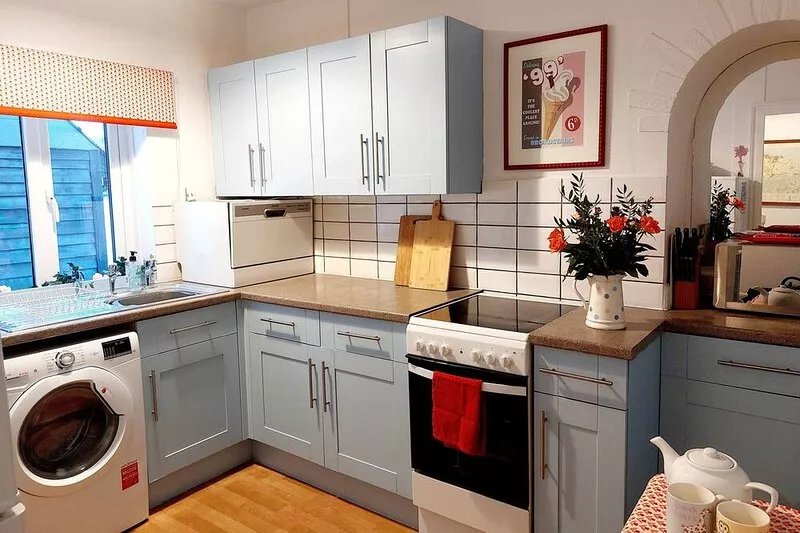 Chapel View in Heart of Town with parking space, Sleeps up to six guests