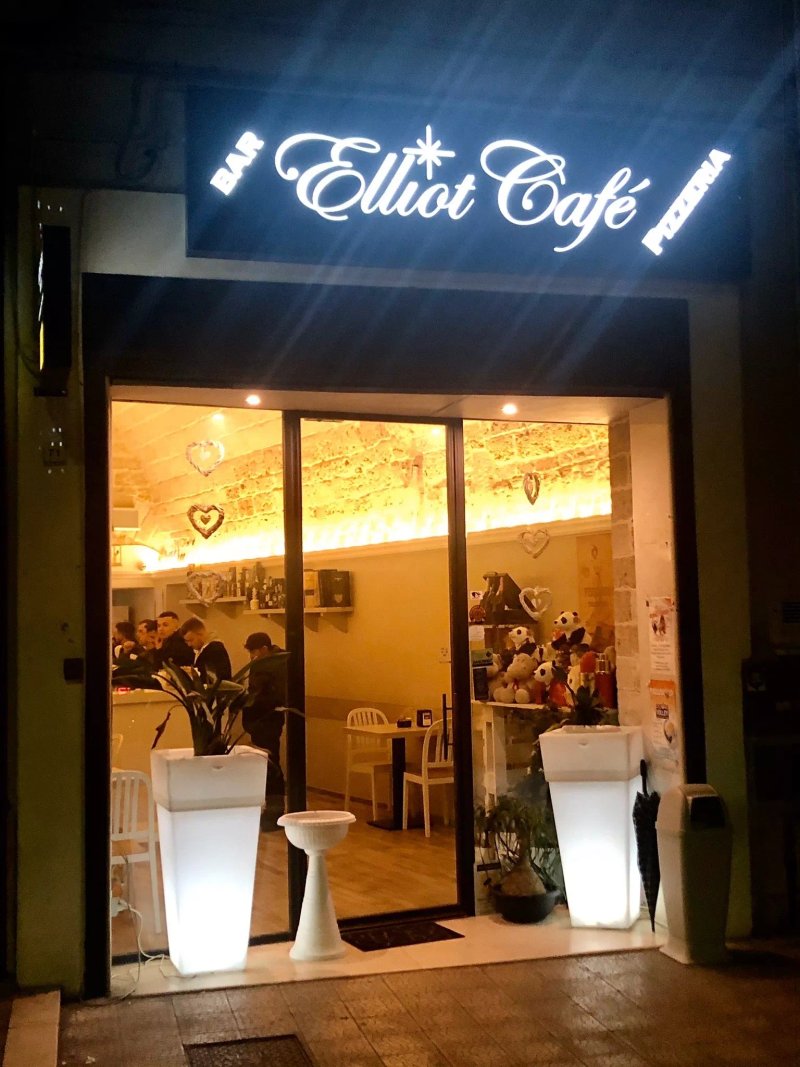 Elliot Cafe - Bar/Pizzeria