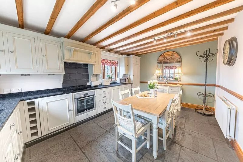 Smithy Cottage - sleeps 6, dog friendly, central in Hawkshead with parking