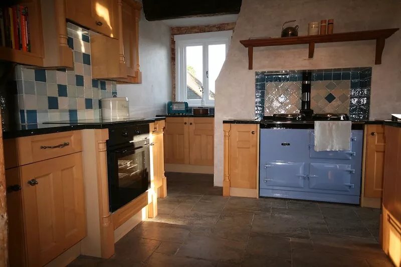 Period Farm House 4 poster beds, cinema, wood fires, slipper bath, AGA