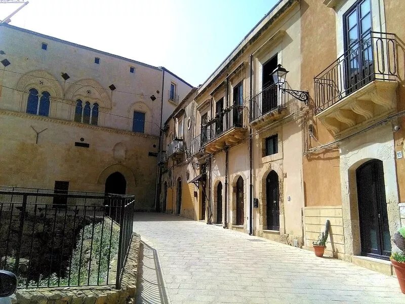 Independent house in Ortigia with view of archaeological excavation in front of