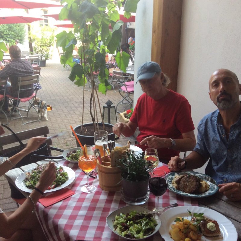 Weinschanke Henninger Im Alten Pfarrhof