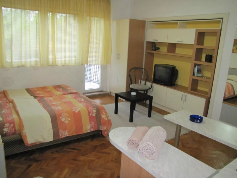 The House Apartments and Guesthouse