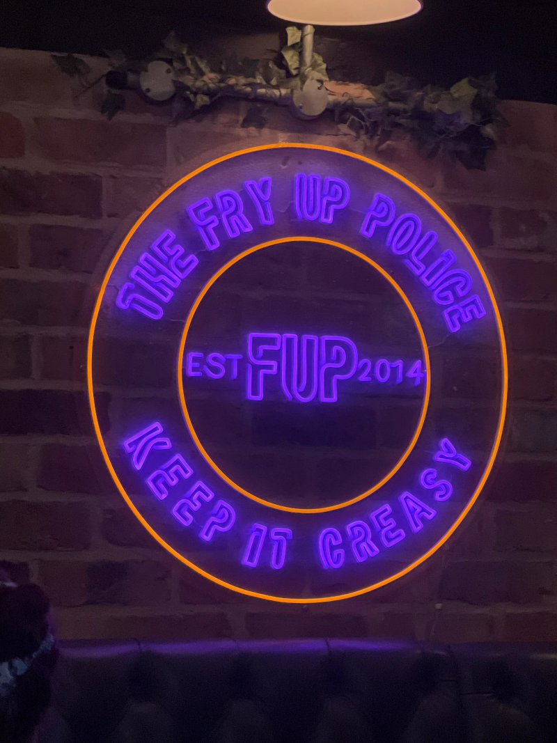 Fupburger At The Dog House
