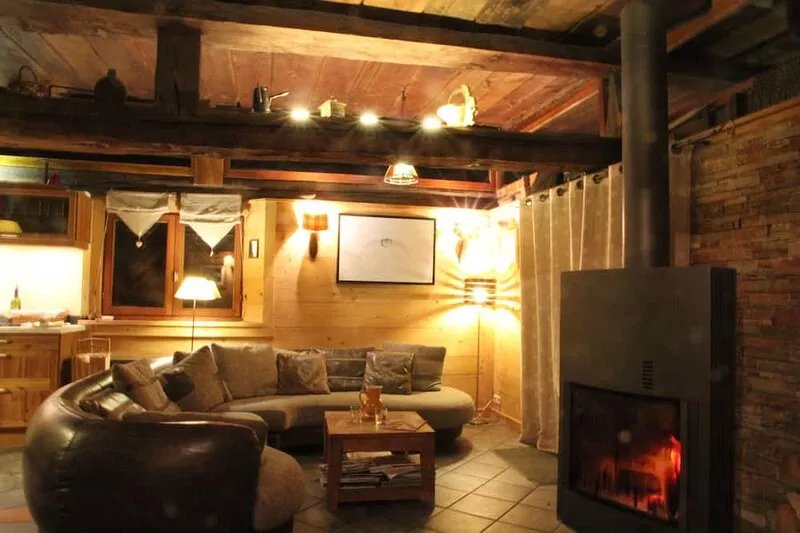 Authentic, comfortable 20-person chalet close to resorts ❄️
