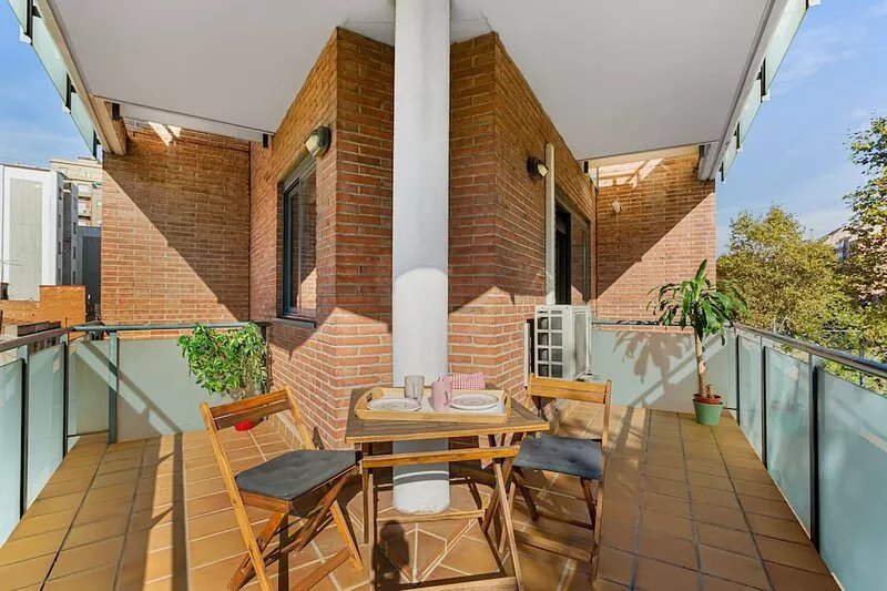 Sunny & large terrace in couzy apartment big connection internet free