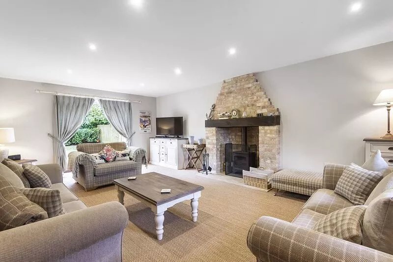 Cherry House - sleeps 8 guests  in 4 bedrooms
