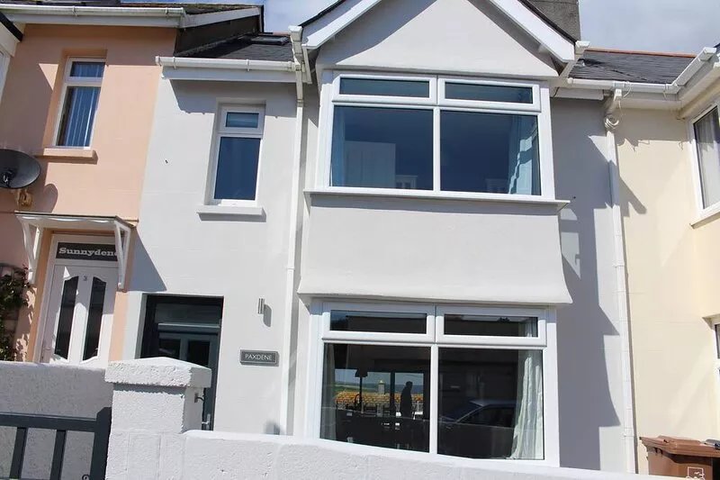 Stylish & Spacious Salcombe Family Home w/ Estuary Views, parking & deck