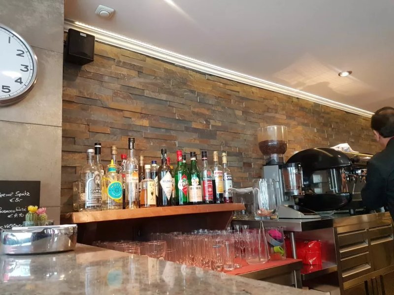 Robert's Bar